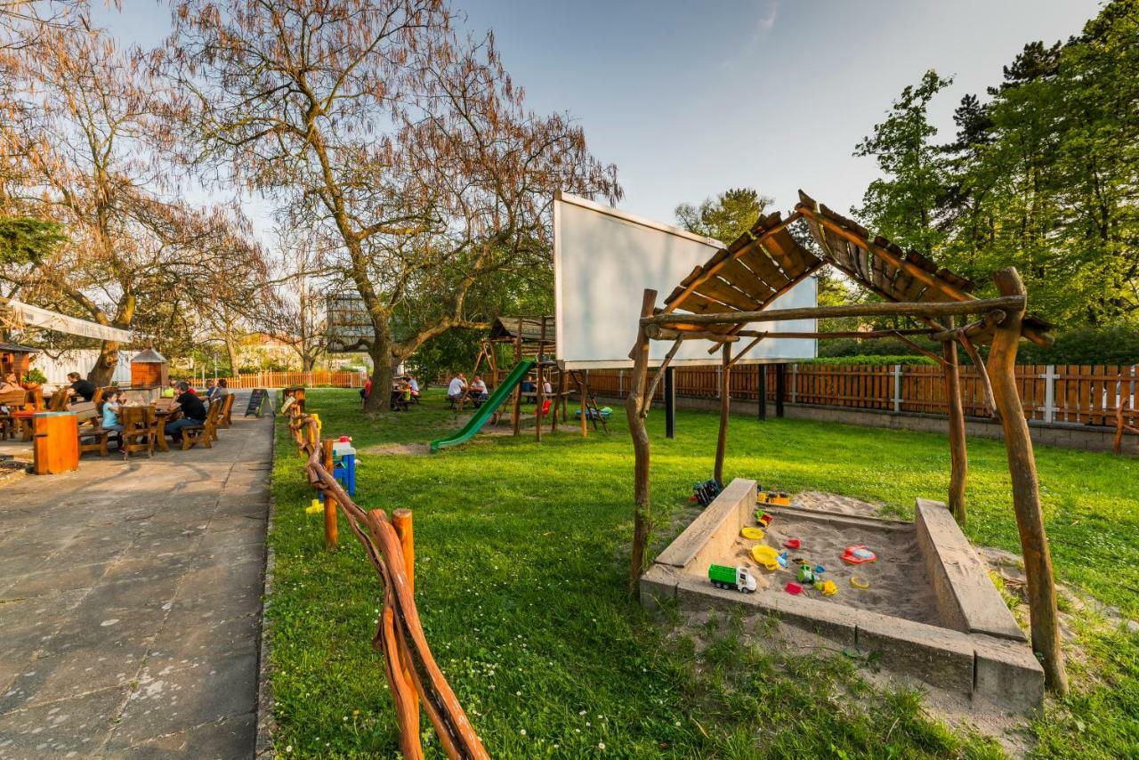 Penzion Piranha Mělník Exterior foto